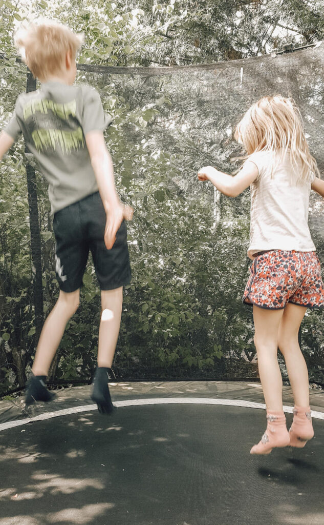 Meine Kinder springen auf dem Trampolin