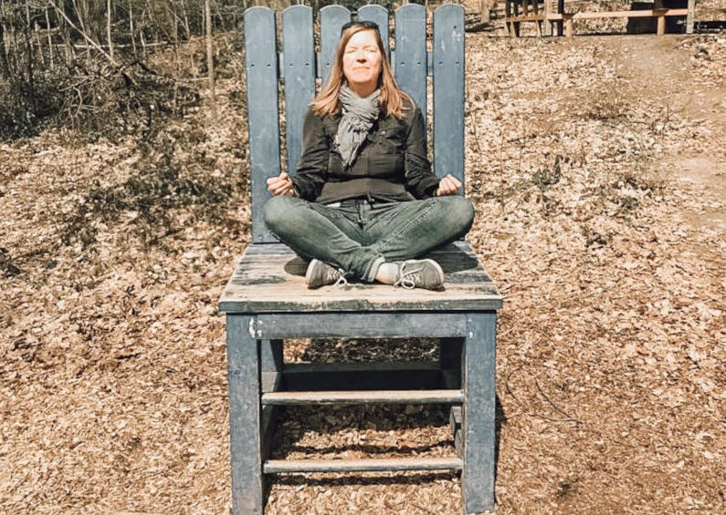 Mascha meditiert auf einem Stuhl
