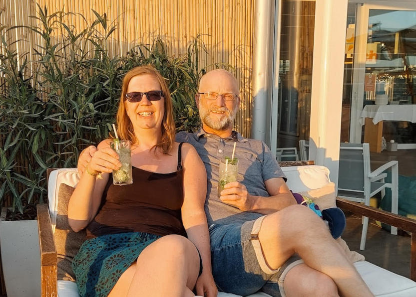 Mein Mann und ich beim Sundowner in Cecina