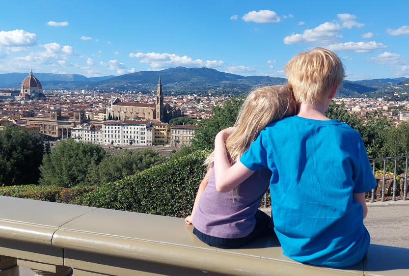 Meine Kids blicken von oben über Florenz
