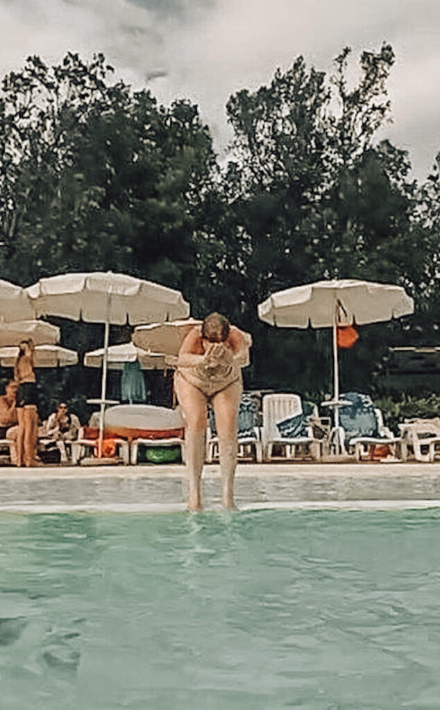 Ich lerne Kopfsprung im Pool während unseres Italienurlaubes